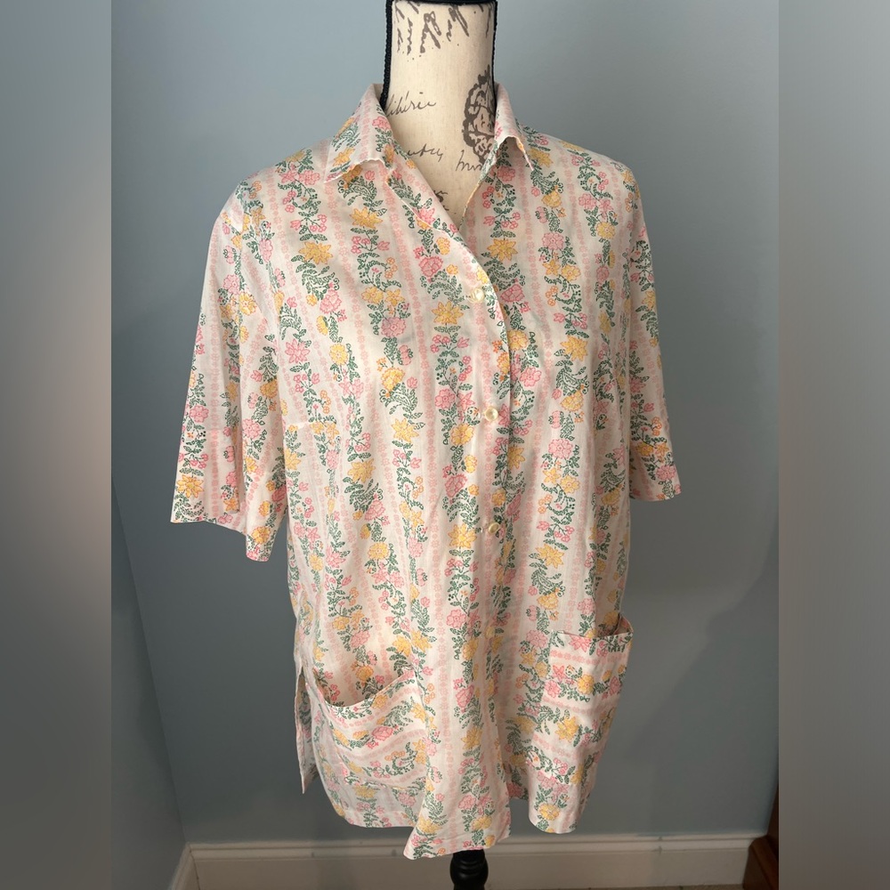 Vintage 1950s / 1960s Button Down Women’s Floral Top approximately a size Large